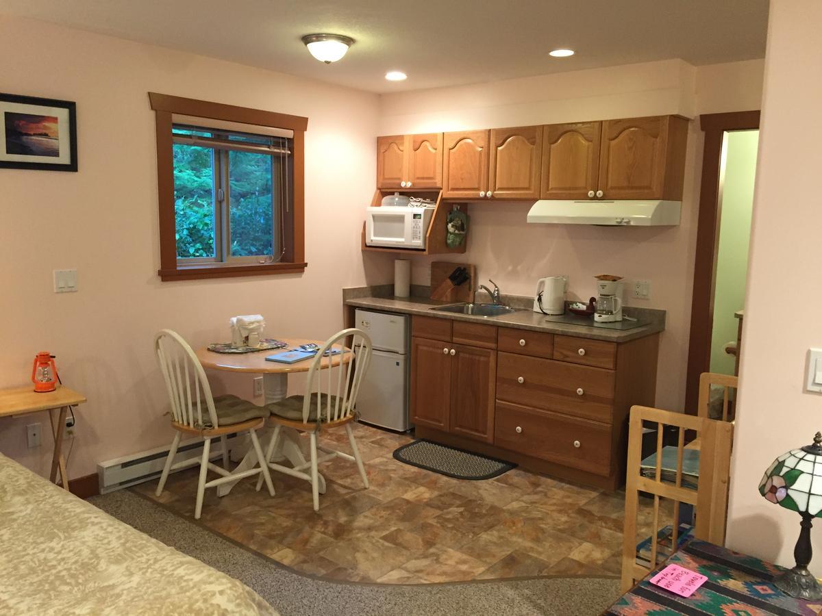 Summerhill Guest House Тофино Екстериор снимка